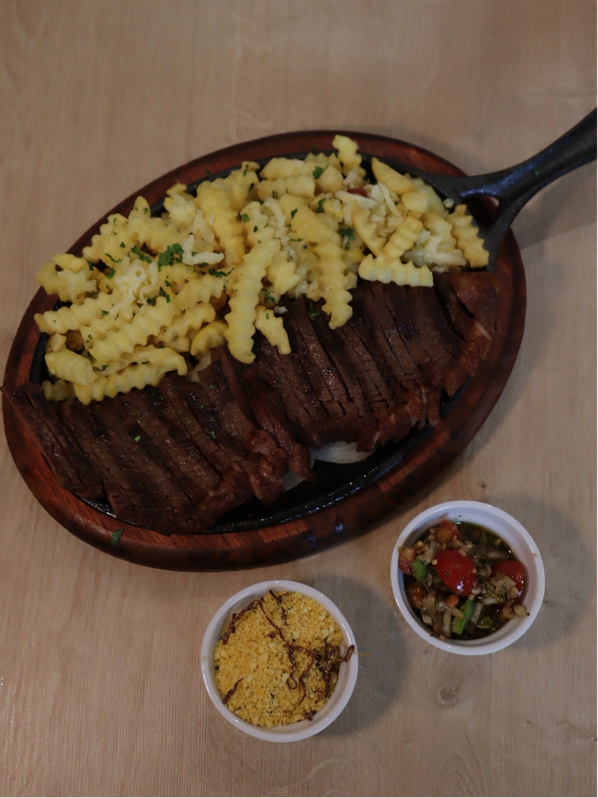Picanha acebolada com fritas e queijo