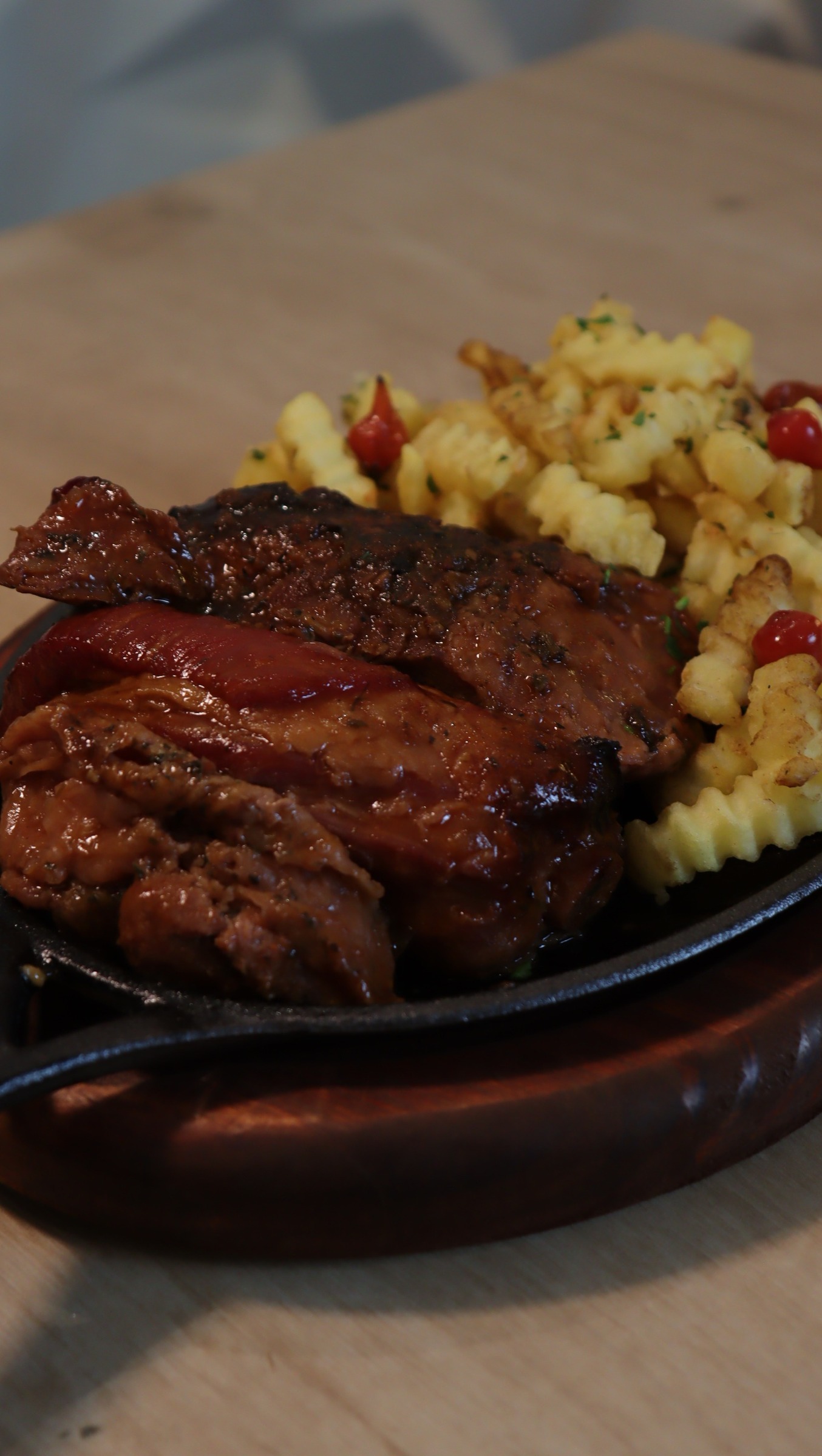 Costelinha ao molho barbecue e fritas temperadas