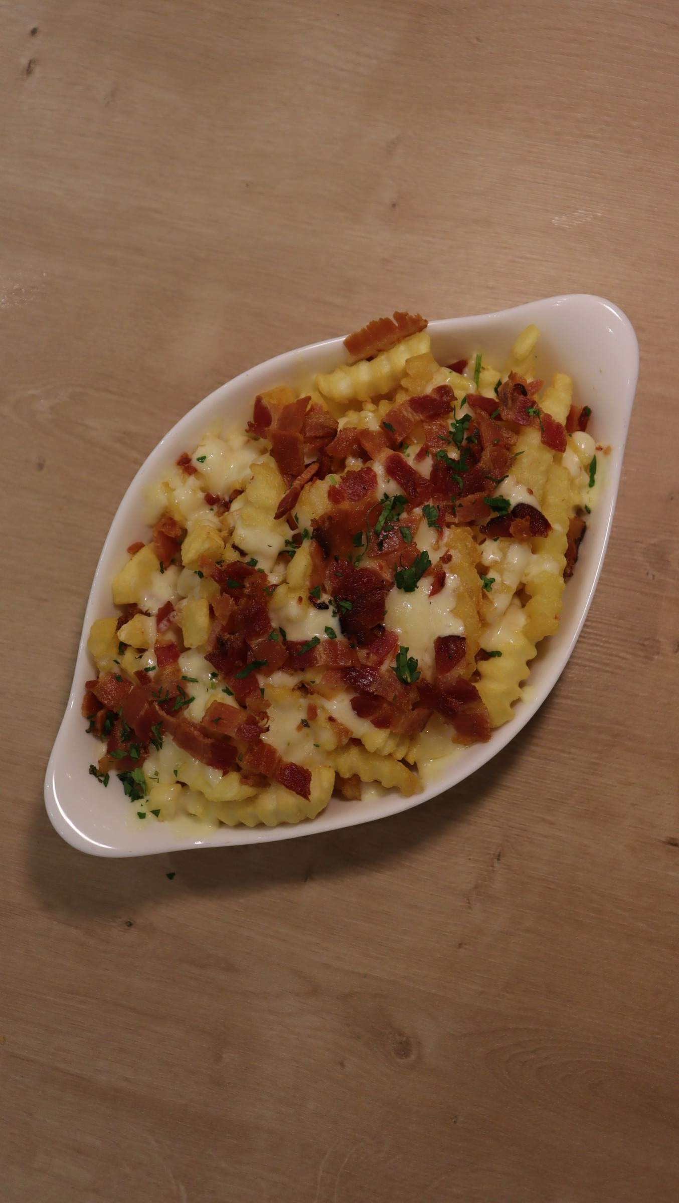 Fritas com queijo e bacon