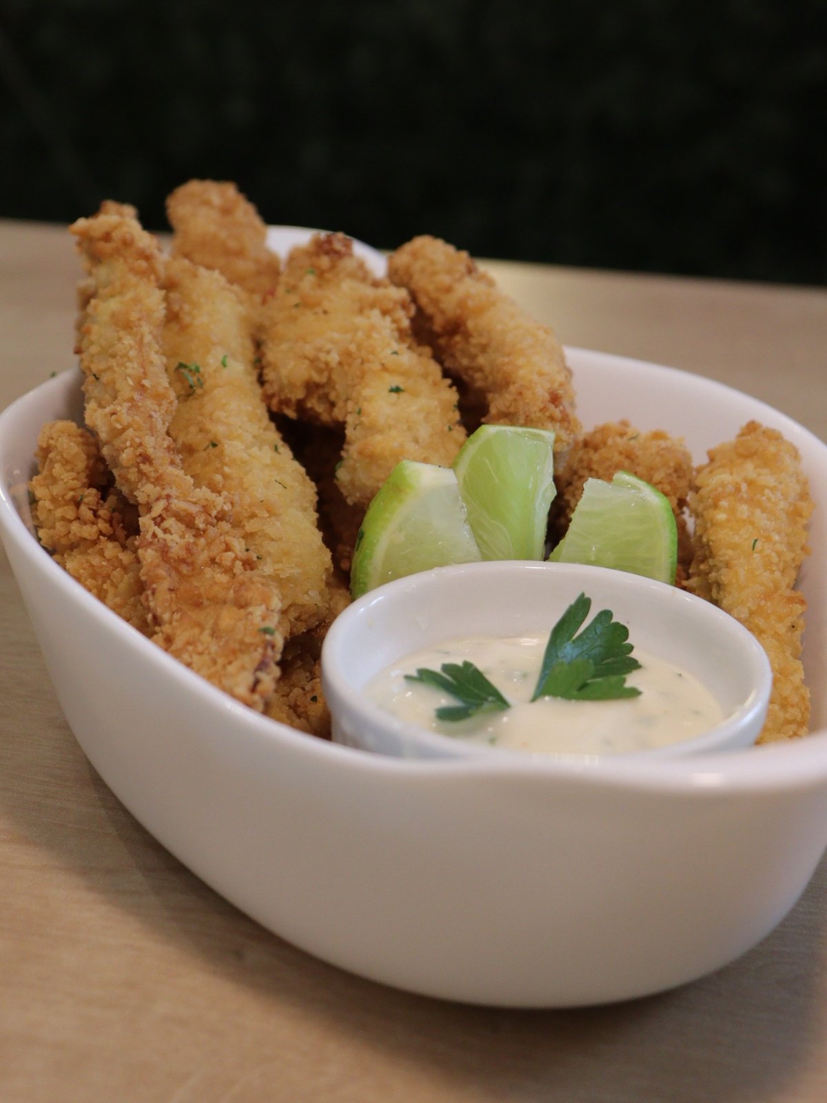 Iscas de peixe com maionese de limão