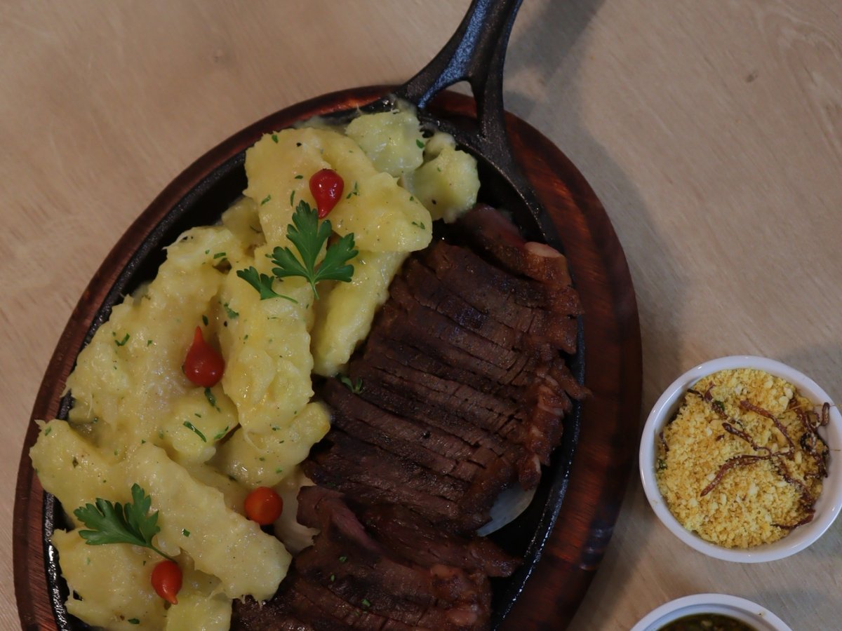 Picanha com mandioca na manteiga de garrafa