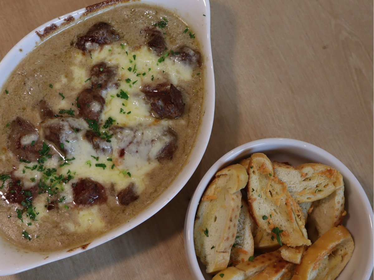 Filé ao molho gorgonzola e torradas