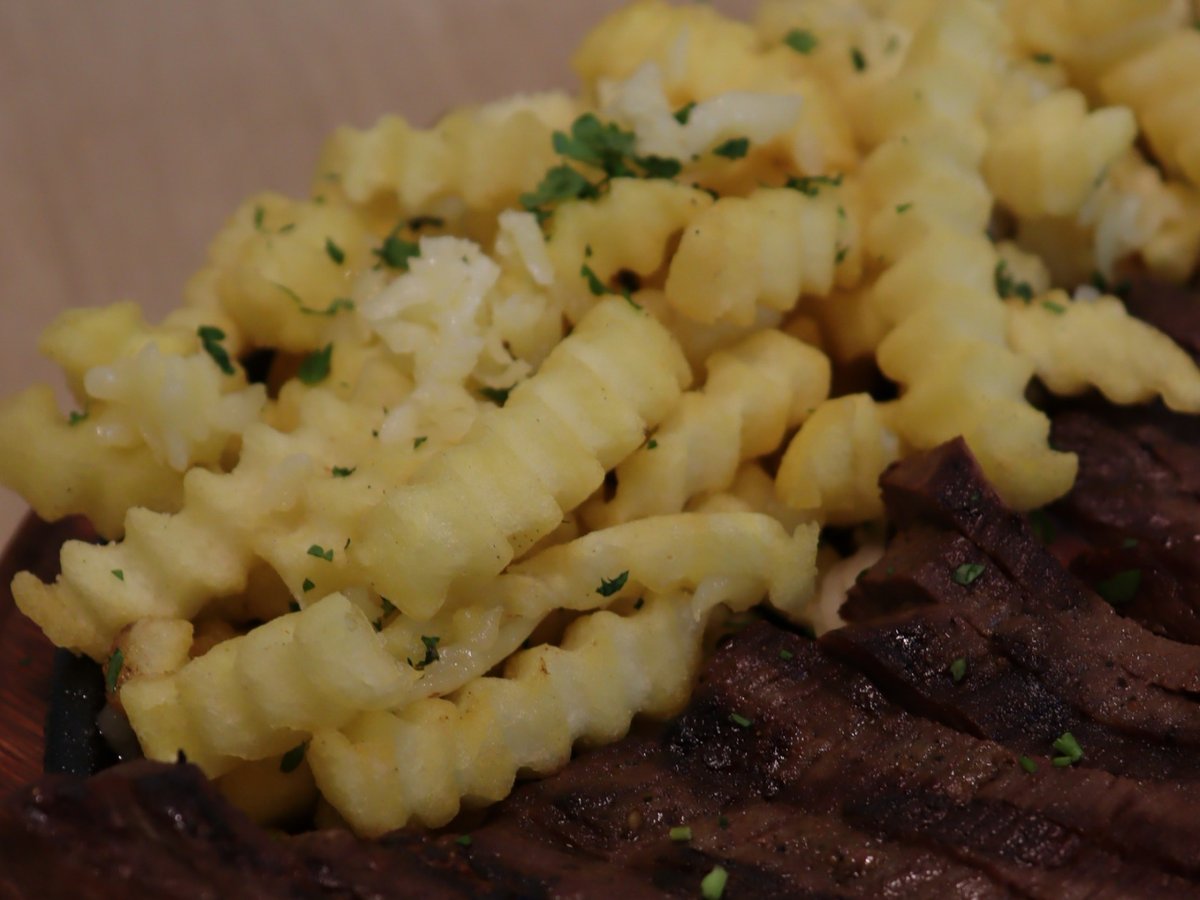 Contra filé acebolado com fritas e queijo