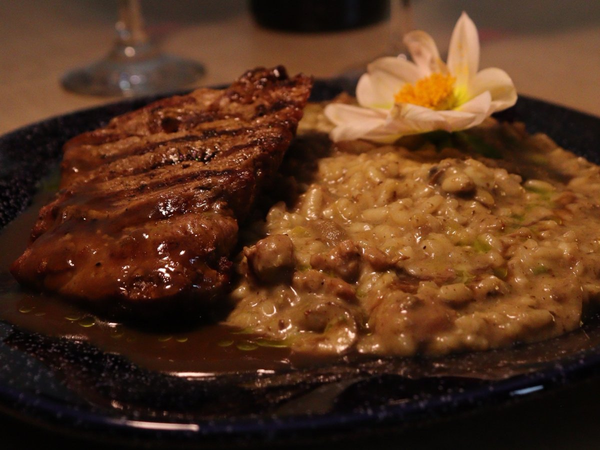 Filé com risoto de cogumelos e linguiça